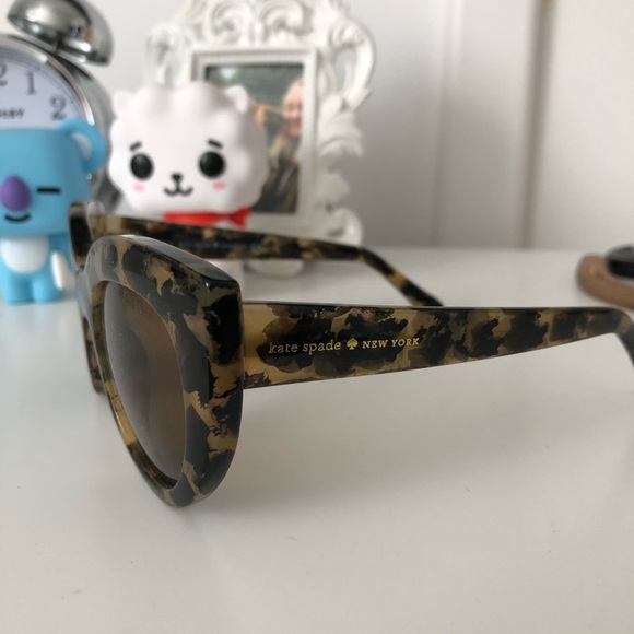 Kate Spade • Zora Sunglasses - Picture 2 of 9